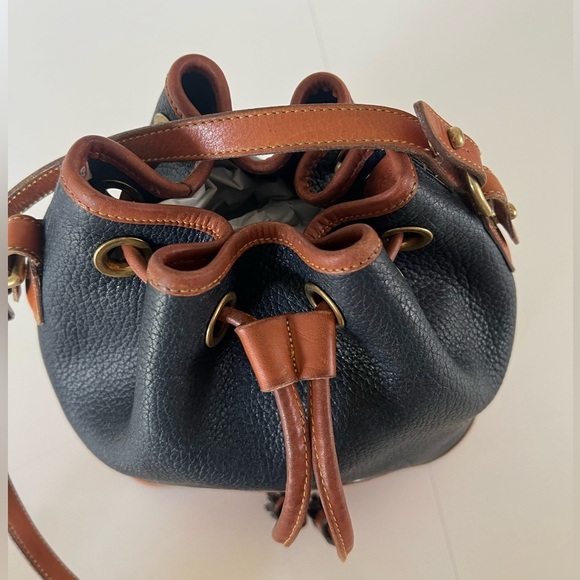 Vintage Dooney & Bourke Navy Blue & Tan Pebbled Leather Drawstring Bucket Bag - Picture 5 of 16